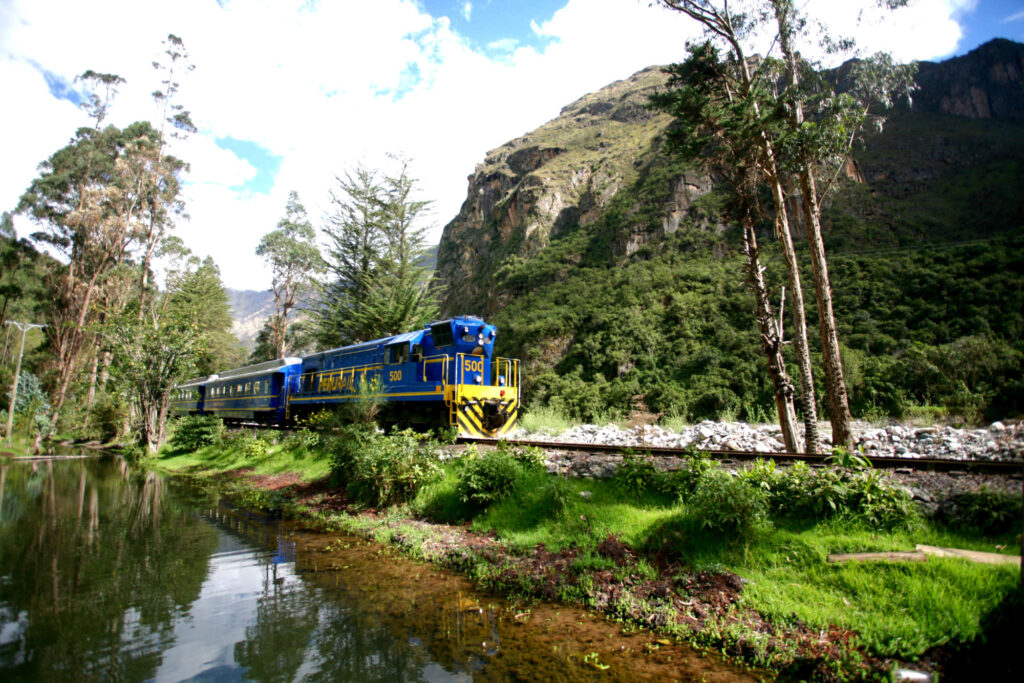 Detalles del adjunto tren-rumbo-aguas-calientes-machupicchu-cusco-peru