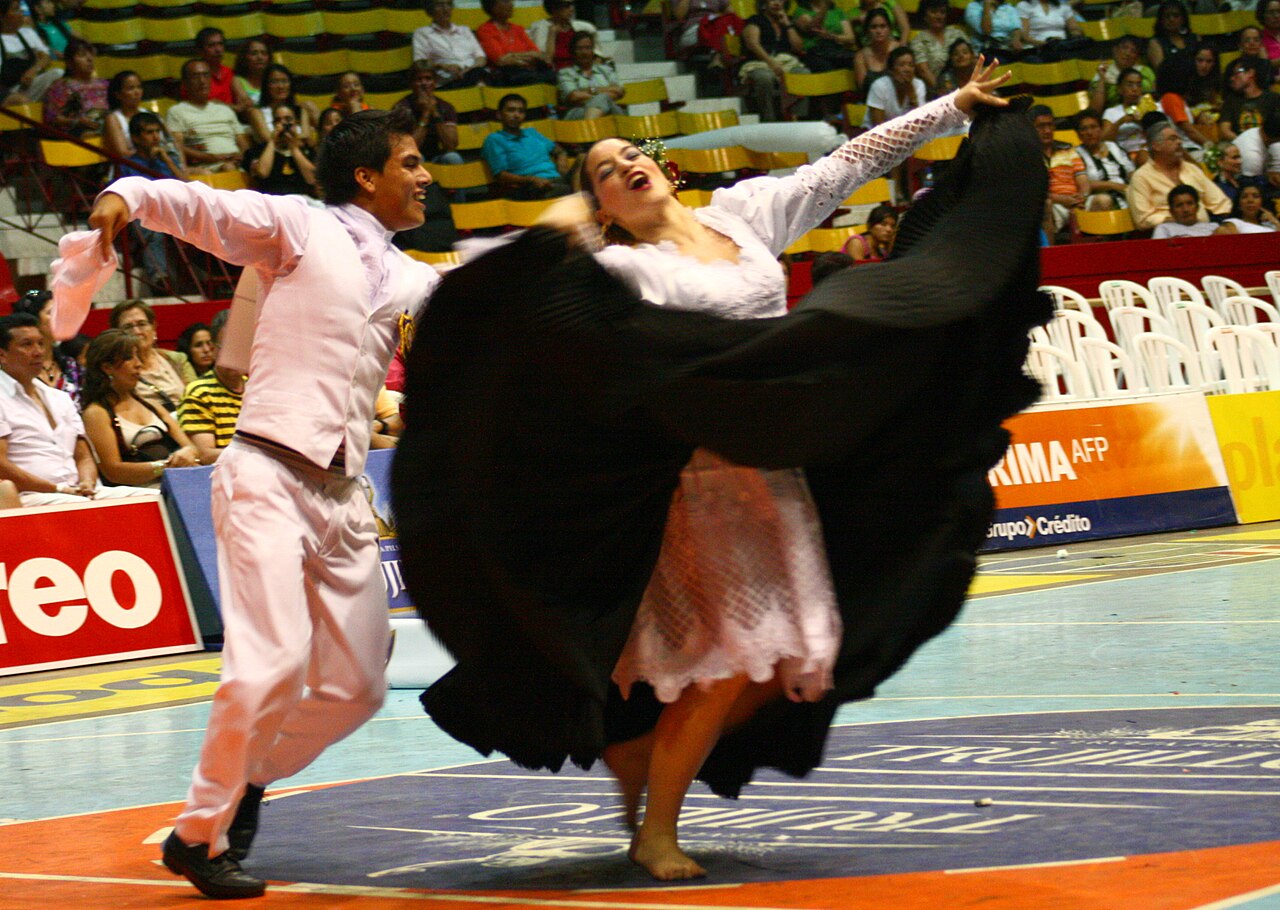 Casal dança marinera em apresentação no Peru