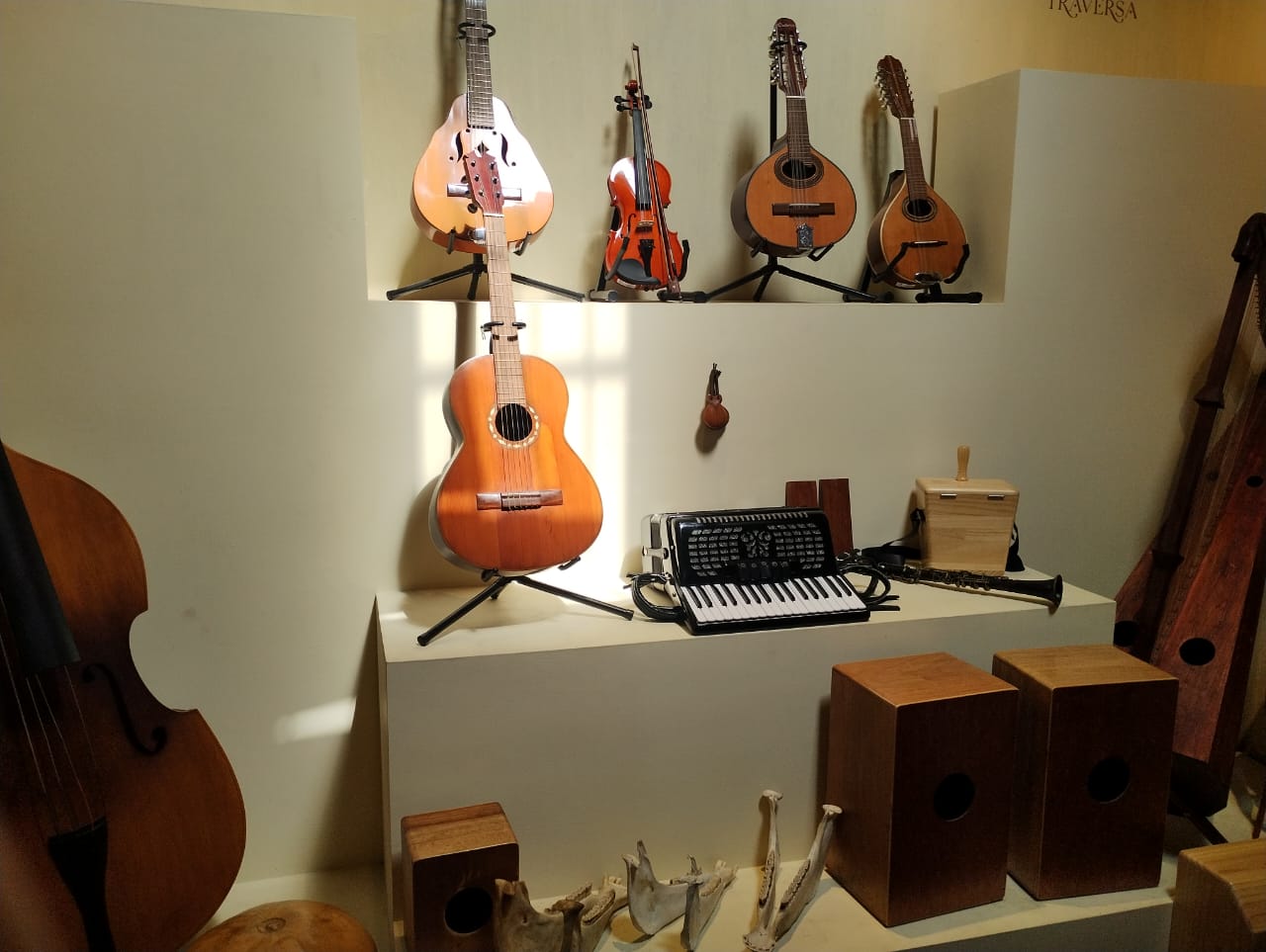 Instrumentos expostos em Lima, incluindo violão e cajones peruanos
