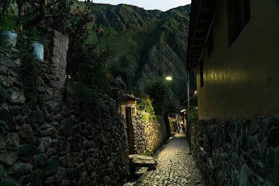 Calle tradicional de Cusco iluminada durante la noche