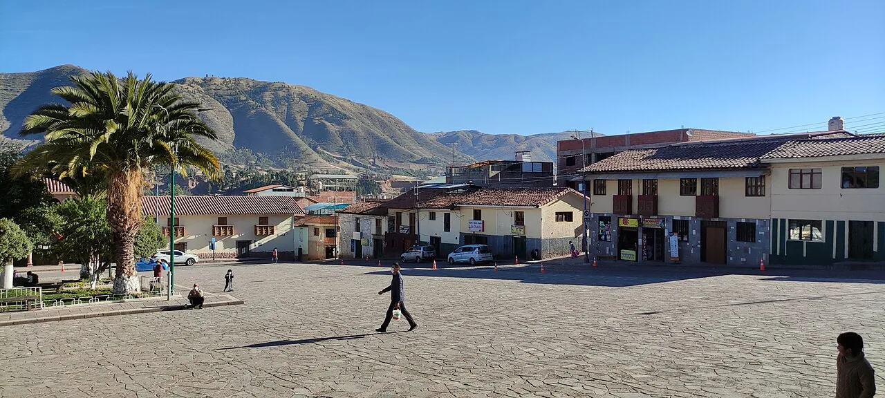 Praça principal e igreja de San Jerónimo em Cusco, cenário central da festa patronal