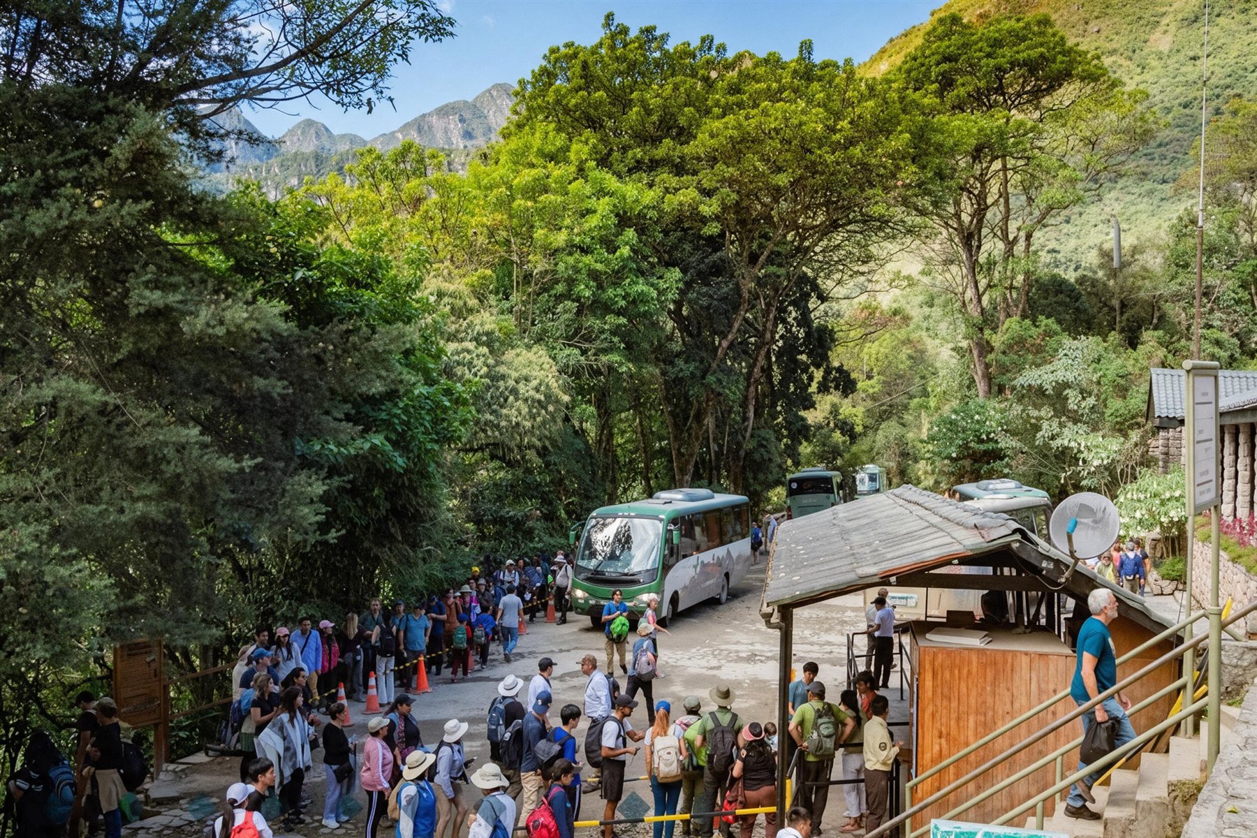 Visitantes, buses y accesos turísticos en el entorno de Machu Picchu