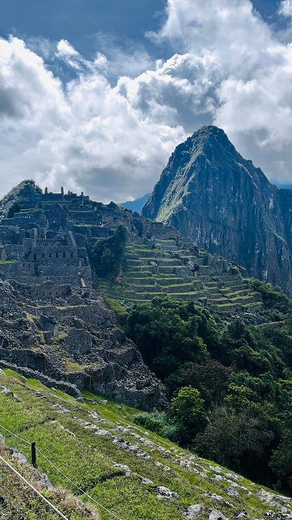 Vista de la ciudad inca de Machu Picchu y la montaña Huayna Picchu