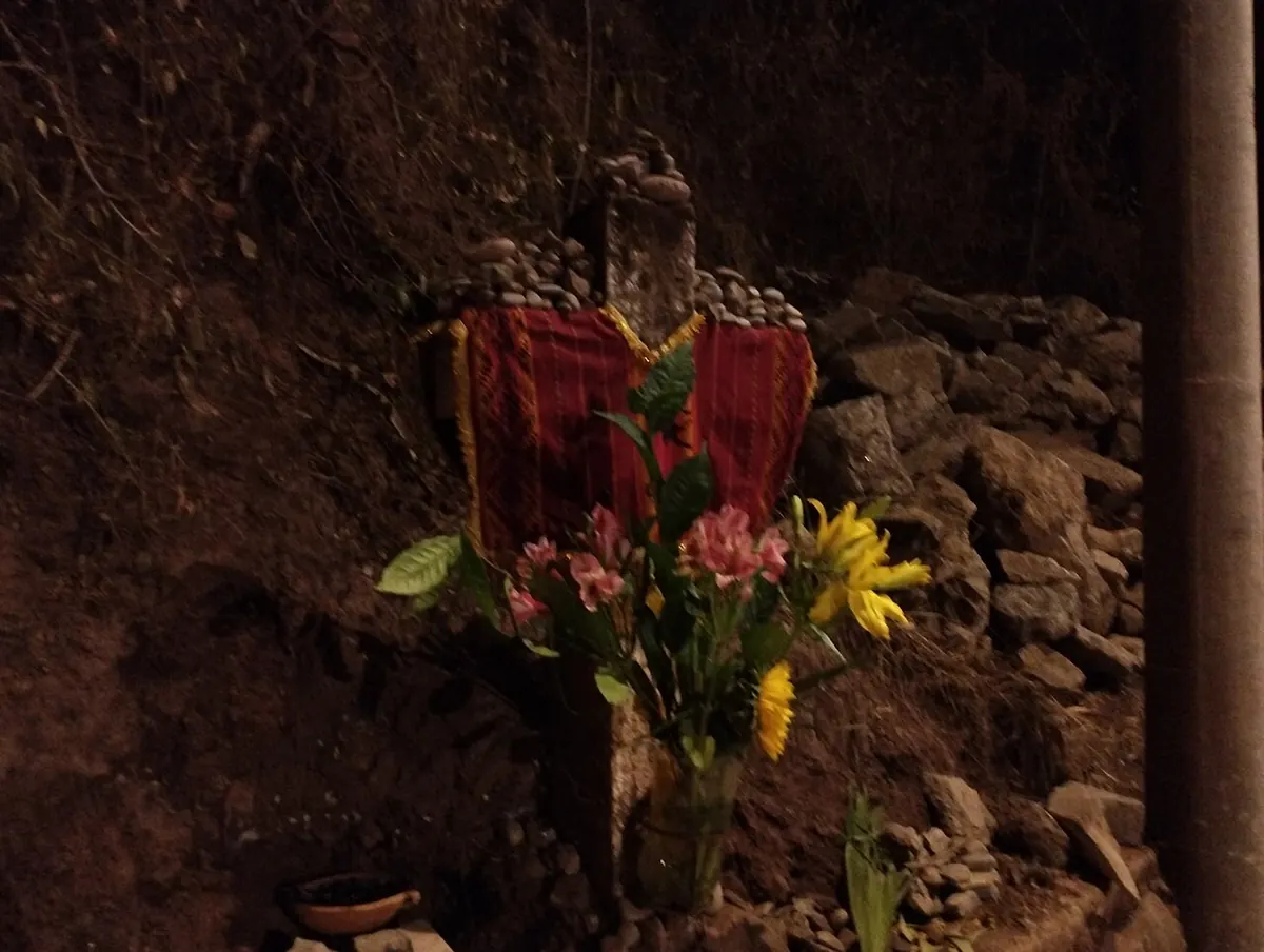 Ofrenda de piedras, cruces y flores en el camino de peregrinación al Señor de Huanca