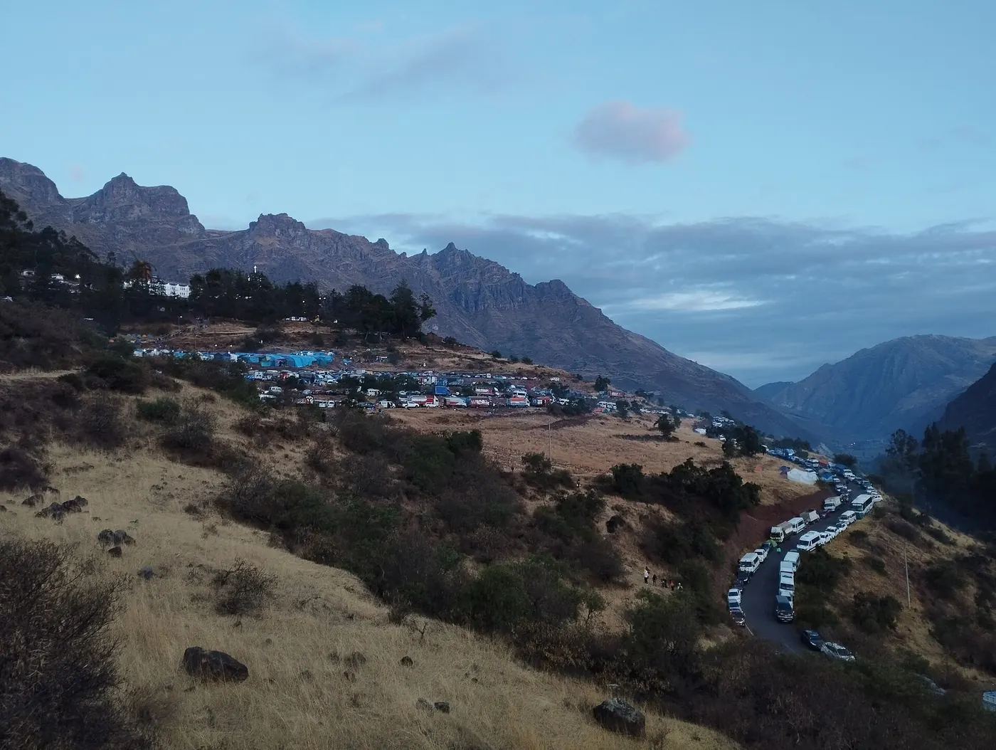 Paisaje del Pachatusan y llegada de personas y vehículos al santuario del Señor de Huanca