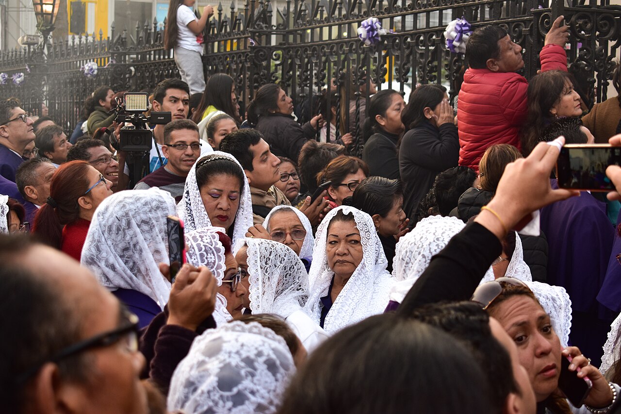Sahumadoras durante la procesión del Señor de los Milagros en Lima