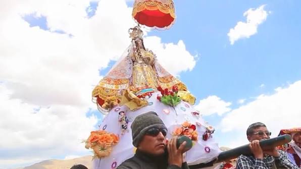 Devotos carregando uma imagem de Nossa Senhora em procissão