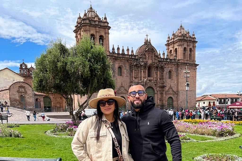 Viajantes em frente à Catedral de Cusco
