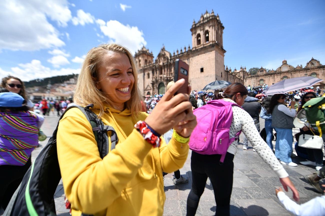 Visitantes fotografando na Plaza de Armas de Cusco