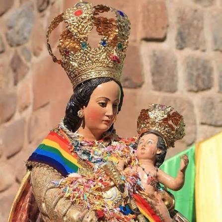 Imagem de Nossa Senhora coroada com o Menino Jesus