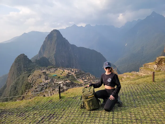 Visitante con vista panorámica de Machu Picchu y Huayna Picchu