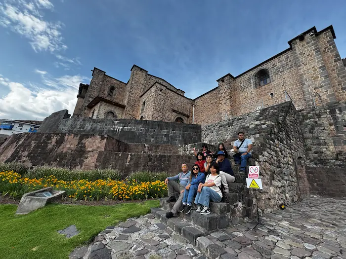 Grupo de viajeros en un sitio histórico de Cusco