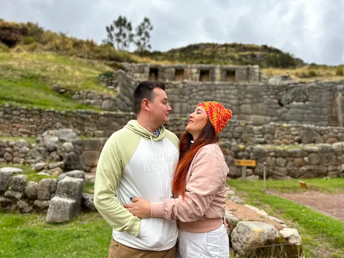 Pareja en un sitio arqueológico de Cusco