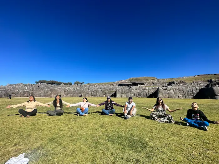 Grupo de viajeros frente a Sacsayhuamán