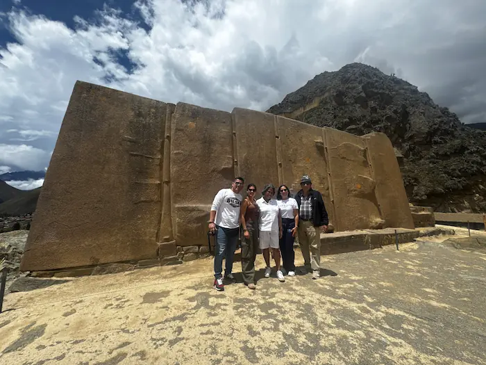 Grupo de viajeros en Ollantaytambo