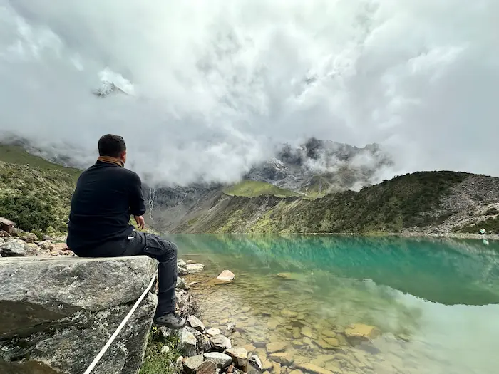 Visitante contemplando la Laguna Humantay