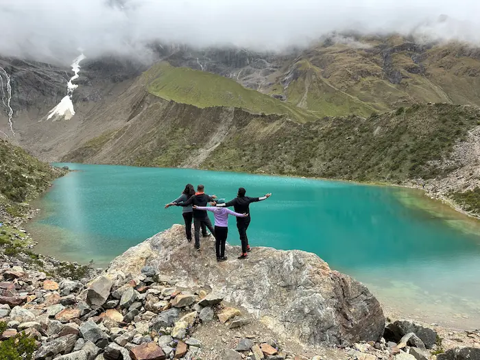 Viajeros junto a la Laguna Humantay