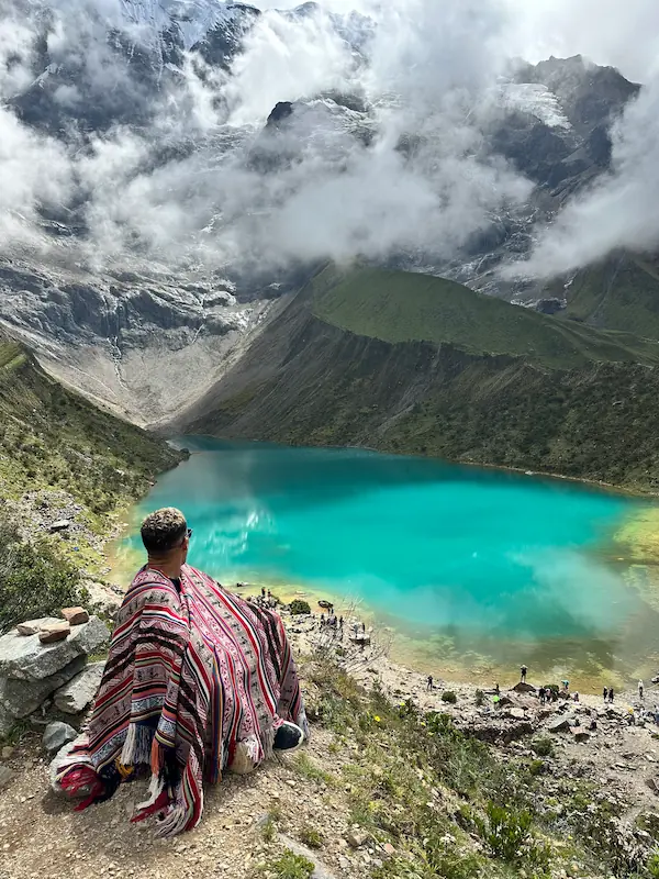 Vista panorámica de la Laguna Humantay y los nevados