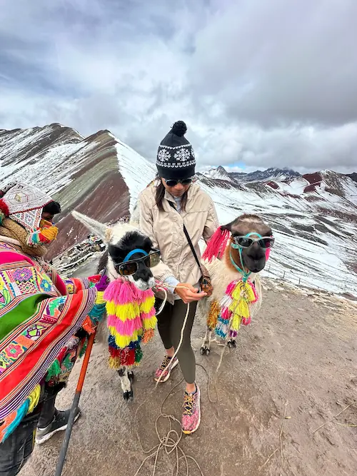 Visitante con llamas en la Montaña de 7 Colores